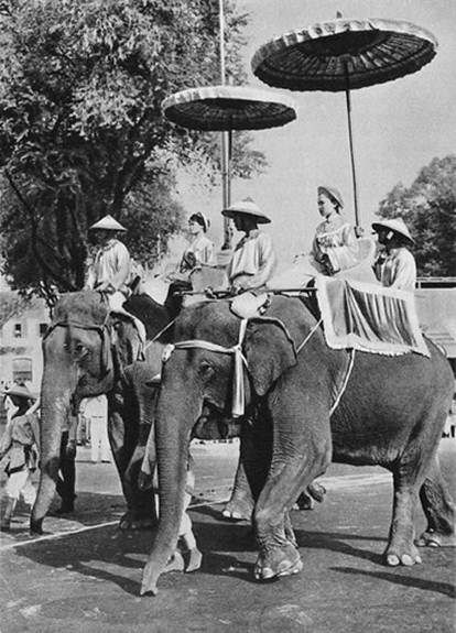 Procession in honor of the Trung sisters, early 20th century.