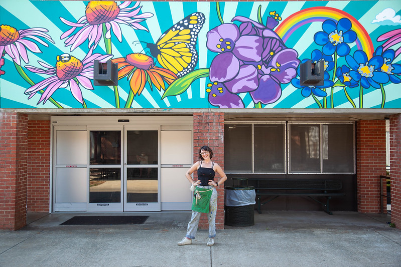 /uploadedimages/News/News_Releases/EmilyMente_withMural_2021.jpg