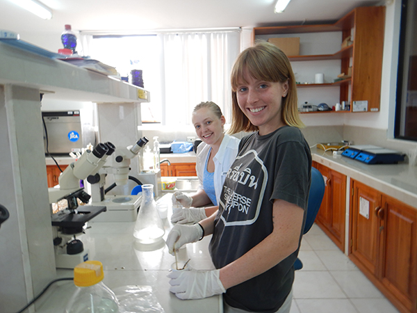 /uploadedimages/News/News_Releases/Galapagos-159-Sampling_Tortoise_poop_web.jpg